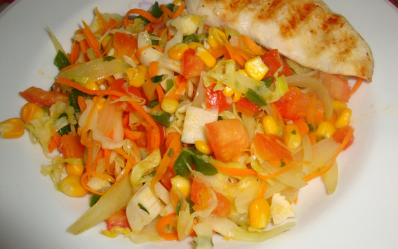 A salada tropical light é saudável, vegetariana e leve (Créditos: TudoGostoso/Cibele)