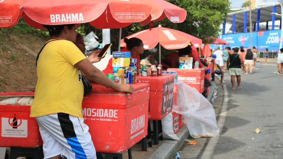 Já anota no orçamento de Carnaval: esses são os preços das cervejas nos blocos do Rio e São Paulo