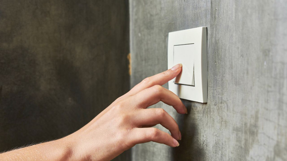 Por que os interruptores de luz sempre fazem um barulhinho de “clique”? Não é a eletricidade e o motivo simples vai te surpreender