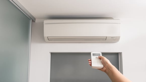 Deixar o ar condicionado ligado ou desligá-lo e ligá-lo novamente: qual é a opção mais eficiente em termos de energia?