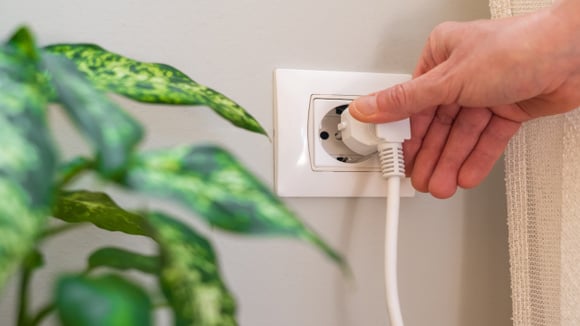 Para fugir da conta de luz alta, sigo esses 3 truques de especialista em energia elétrica