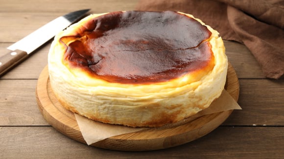 O contraste entre a superfície caramelizada e o interior aveludado torna esta sobremesa uma obra de arte da confeitaria rústica. (Foto: Shutterstock)