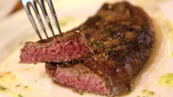 Para que o bife não fique ressecado no forno, prefira cortes mais grossos e não exagere no tempo de assamento (Créditos: Shutterstock)
