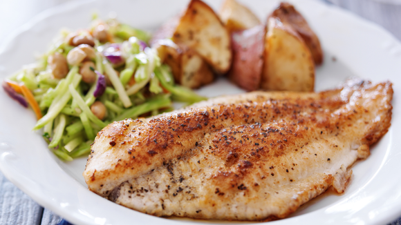 Peixe sempre é uma excelente opção! (Créditos: Shutterstock)