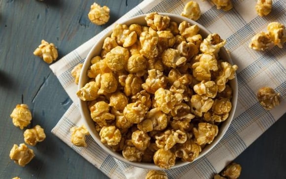 A pipoca caramelada feita do jeito certo fica crocante e saborosa (Créditos: TudoGostoso)