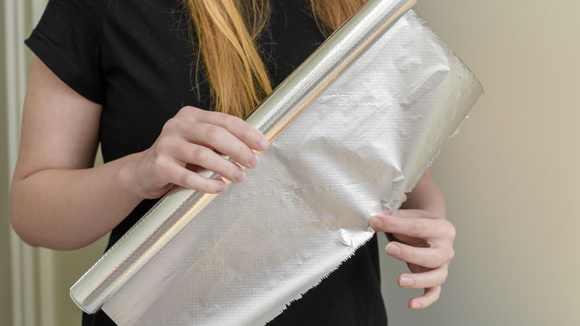 Truque do papel-alumínio no freezer: para que serve e por que recomendam