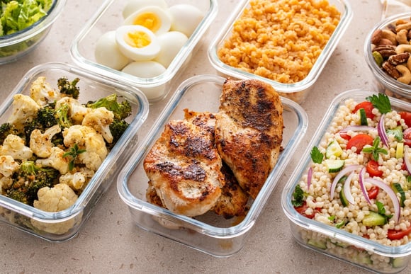 Você sente fome novamente pouco tempo depois de comer? Talvez você esteja cometendo estes erros ao se alimentar