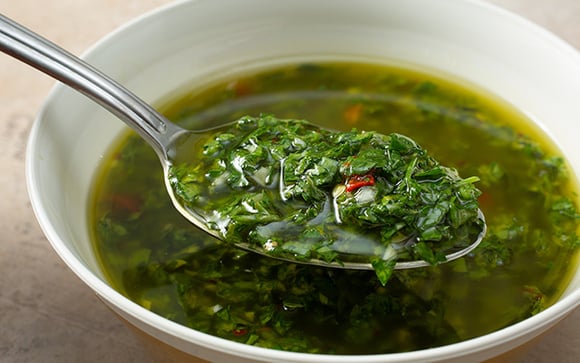 Os cozinheiros concordam: "Para deixar o chimichurri mais saboroso, não adicione mais vinagre, mas sim uma pitada de pimenta malagueta moída."