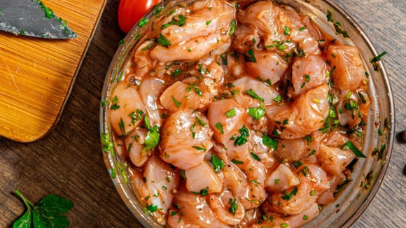 O modo de preparar o frango que aprendi com minha mãe para deixá-lo mais saboroso