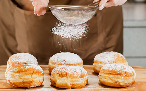 Com quantos anos vocês aprendeu que é possível fazer açúcar de confeiteiro em casa usando esses 2 ingredientes?