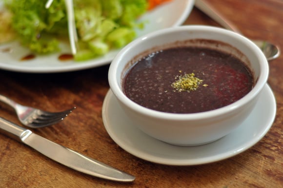 Caldo de feijão com linguiça calabresa (Créditos: Shutterstock)