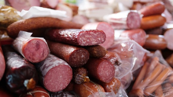 Atenção no mercado: Anvisa suspende lote de linguiça defumada por contaminação de bactéria prejudicial à saúde