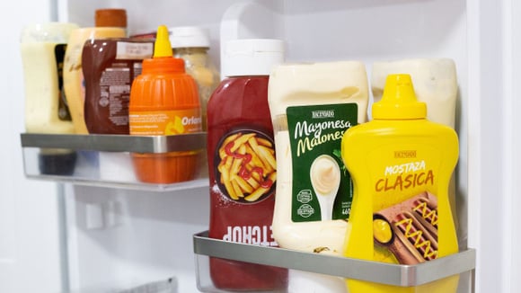 Depois de aberta, a mostarda e outros molhos prontos devem, sim, ser mantidos na geladeira (Créditos: Shutterstock)