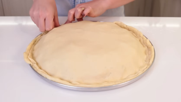 A torta deve ficar assim. (Créditos: Leticia Sweet Cake/ reprodução YouTube)