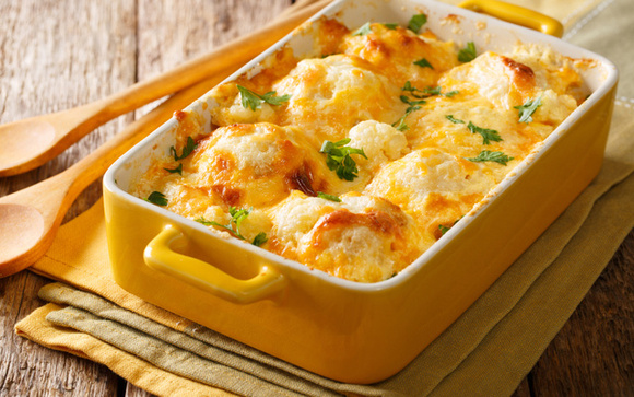 Couve-flor gratinada na travessa é um prato principal simples e saboroso para a ceia (Créditos: TudoGostoso/Shutterstock)