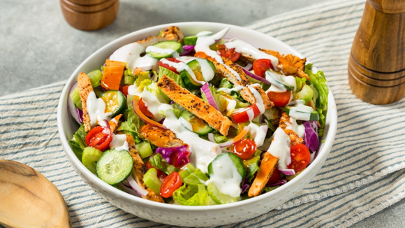Não sabe o que jantar? Esta salada completa é a solução nutritiva, deliciosa e rápida de fazer