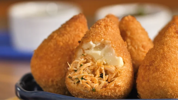 Essa coxinha de pão de forma do TudoGostoso fica tão crocante e recheada que ninguém acredita como é fácil de fazer