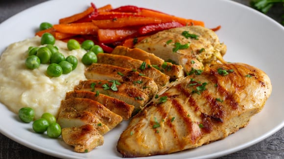 Os chefs concordam: “Para evitar que o peito de frango resseque, marine-o por 30 minutos com 2 colheres de sopa de azeite.”