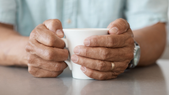 Multimilionária com apenas 11 anos: menina inventa caneca especial para auxiliar avô com doença de Parkinson