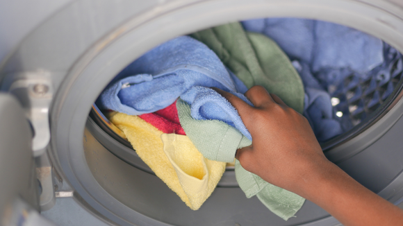 Esse truque vai acabar com o odor da máquina. (Créditos: Canva)