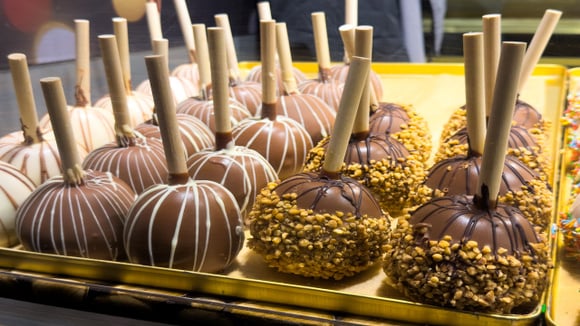 Festa Junina chegando, é hora de como fazer maçã do amor de chocolate decorada: TudoGostoso ensina o passo a passo