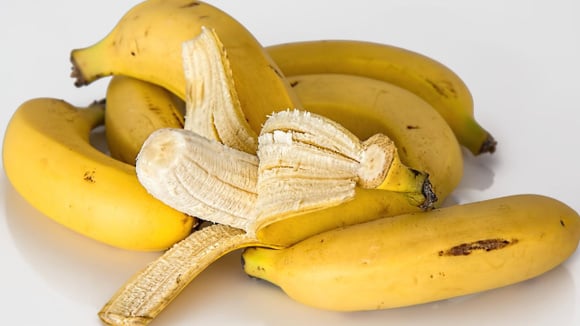 Como são chamados os fios da banana e por que é recomendado comê-los?