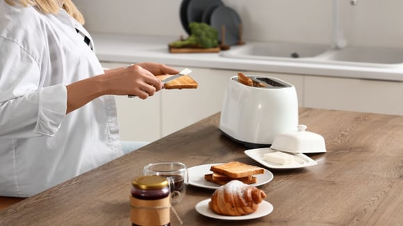 Torrada de pão branco com manteiga e croissant: a dupla clássica do café da manhã que está perdendo espaço no prato. (Foto: Shutterstock)