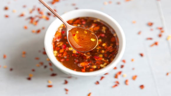O acompanhamento perfeito para o frango frito: esse molho picante caseiro é fácil de fazer e rende muito