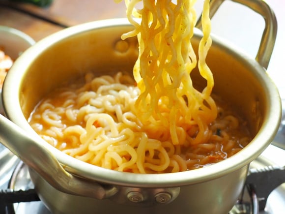 Dia do Miojo: 5 maneiras criativas, práticas e baratas para incrementar o seu macarrão instantâneo
