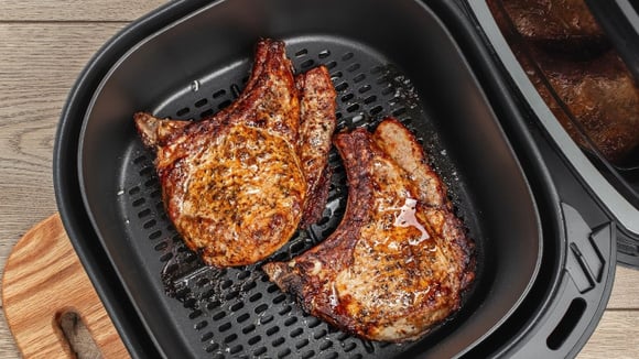 A melhor bisteca de porco que já comi saiu da air fryer (e ficou pronta rapidinho!)