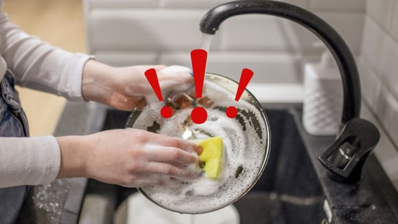 Você nunca mais vai colocar detergente direto na esponja de lavar louça depois que souber disso