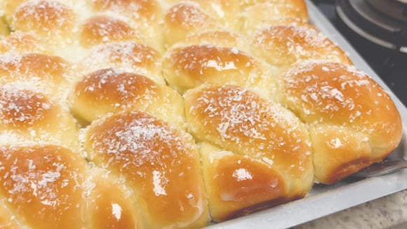 Rosca nuvem fofinha que todos me pedem a receita: sirvo na travessa com calda cremosa de coco e sempre acaba no mesmo dia