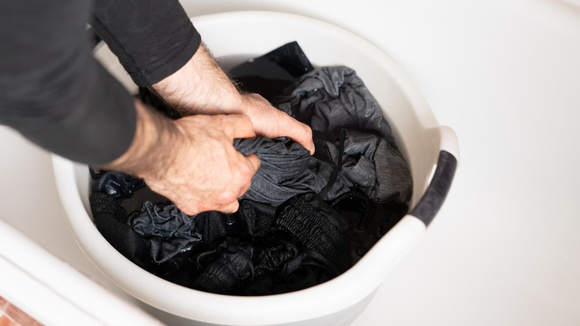 Esse truque da toalha velha tira todos os pelos das roupas sem máquina nem rolo