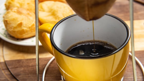 Ajustes simples na técnica valorizam o café que já está na despensa. (Foto: Shutterstock)