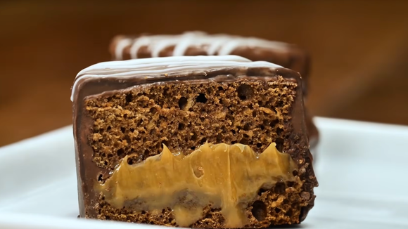 Sobremesa clássica recheada ideal para acompanhar o café ou presentear pessoas queridas. (Foto: Shutterstock)
