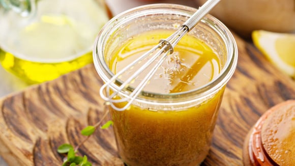 Experimente diferentes tipos de picles para deixar seus molhos mais saborosos e interessantes (Créditos: Shutterstock)