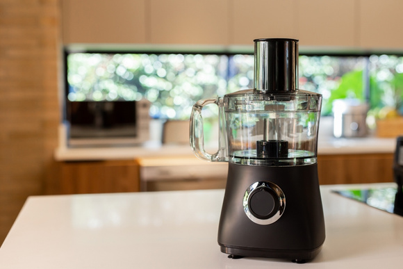 Esse multiprocessador é liquidificador, fatiador, ralador, picador e triturador - e está com mais de 60% OFF