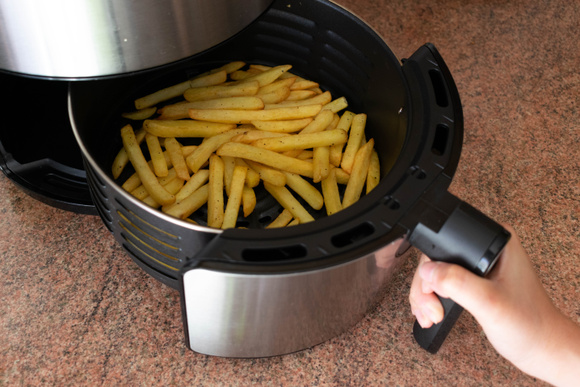 Saiba o tempo que você deve cozinhar as batatas antes de dourá-las na airfryer. Será que você tá fazendo certo?