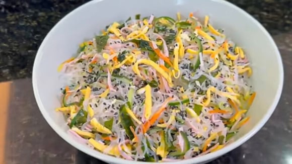 Quero comer todo dia essa salada de macarrão japonês que é super refrescante e deliciosa