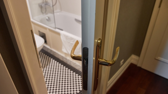 A porta do banheiro deve ficar aberta ou fechada após o banho? Descubra como evitar que o mofo e o cheiro de umidade se espalhem pela casa