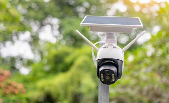 Monitorar a casa pelo celular fica mais fácil com câmera lâmpada 360