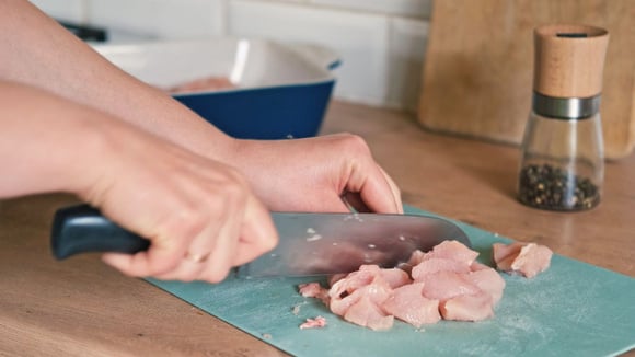 Sua comida em risco: 9 hábitos perigosos na cozinha que você precisa mudar hoje mesmo, segundo o TudoGostoso