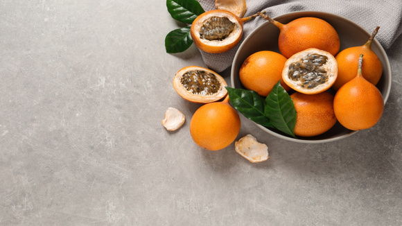 Adeus maracujá azedo: essa fruta amarela é docinha, tem polpa que parece uma mousse e você ainda pode plantar em casa