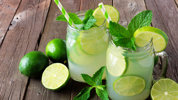 Dois copos de suco de limão decorados com rodelas da fruta e hortelã (Créditos: Shutterstock)