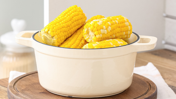 Um pouco de leite e açúcar na água ajuda a destacar a doçura natural do milho. (créditos: Shutterstock)