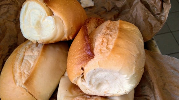 Descobri o jeito certo de guardar pão para ele durar até 7 dias fora da geladeira