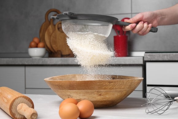 A peneira também facilita a mistura dos ingredientes secos. (créditos: Shutterstock)