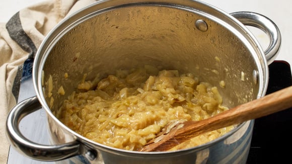 Processo de caramelização da cebola é lento e pode levar cerca de 40 minutos (Créditos: Shutterstock)