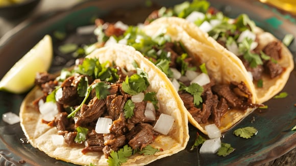 Os chefs mexicanos concordam: "O taco mais fácil e saboroso de fazer em casa só precisa de carne e uma tortilla, e é servido com coentro e cebola”