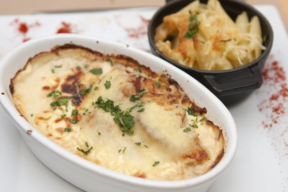 Filé de frango ao molho de gorgonzola tem um misto de queijos que deixa o prato mais suculento e gostoso (Créditos: Shutterstock)
